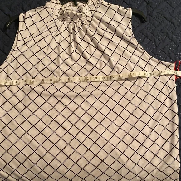 Elle White and Black Sleeveless Blouse with Mandarin Collar - Picture 4 of 4